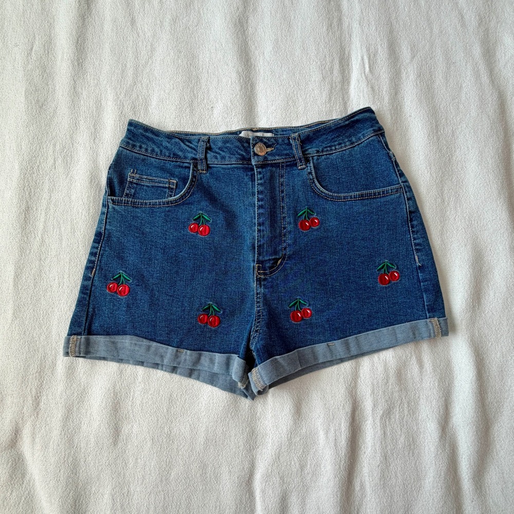 Love Tree Denim Cherry Embroidered High Waisted Jean Shorts Medium Wash Small